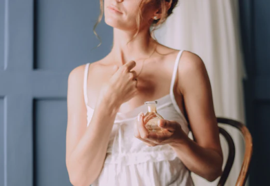 COMMENT FAIRE TENIR UN PARFUM PLUS LONGTEMPS ?