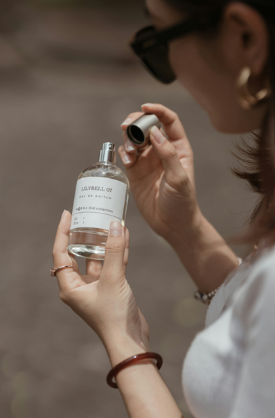 Parfum et transpiration : astuces pour rester frais toute la journée