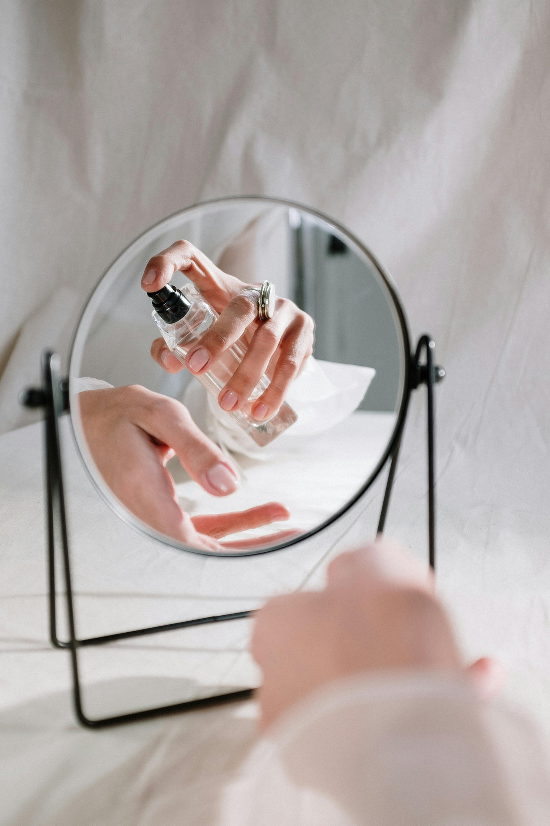 COMMENT FAIRE TENIR UN PARFUM PLUS LONGTEMPS ?