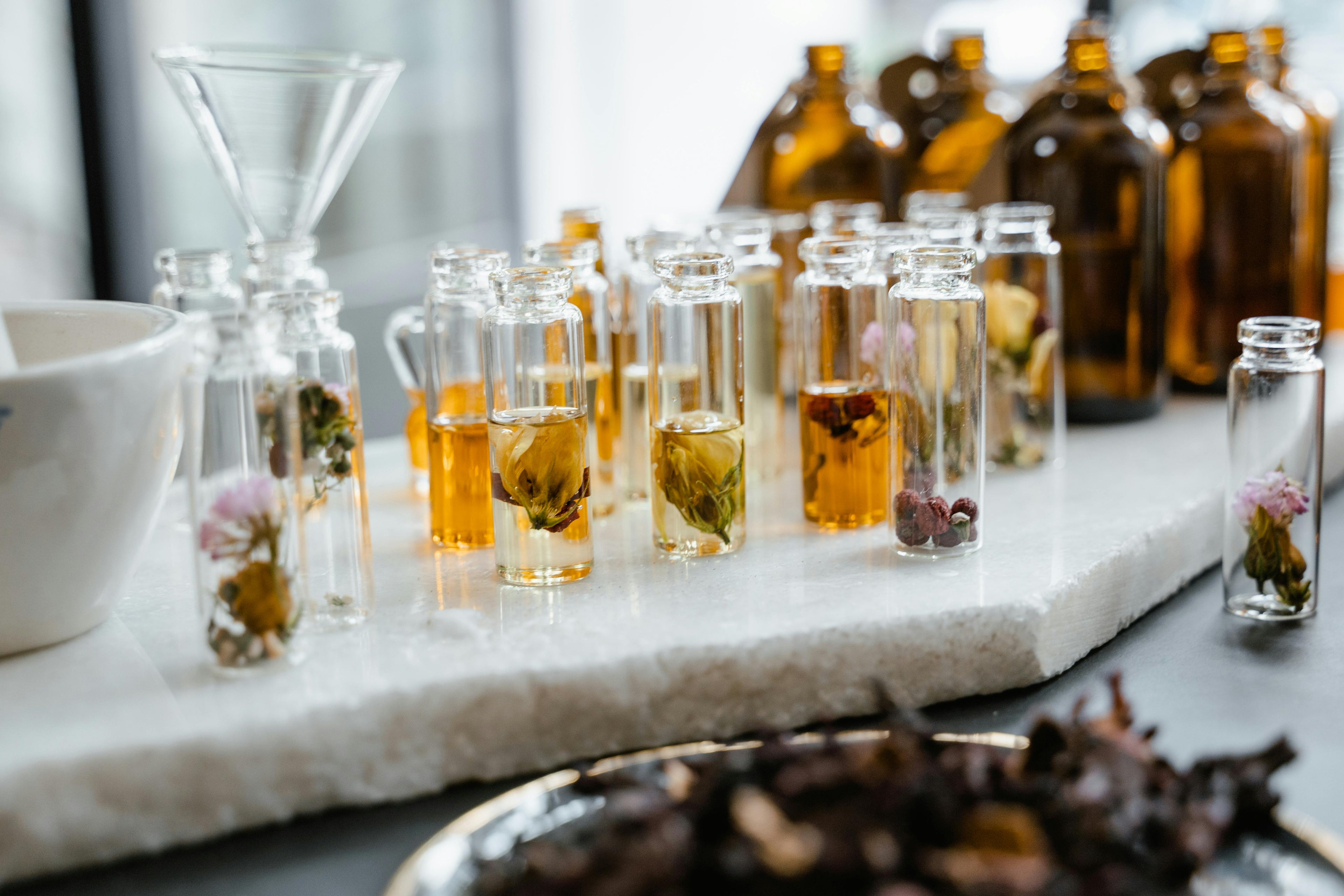 Comment sont fabriqués les parfums ? Voyage au cœur du monde enchanteur de la parfumerie